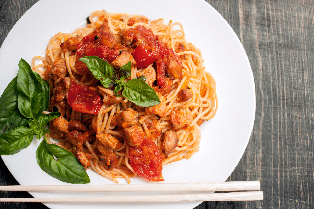 Chicken Spaghetti With Red Sauce ()