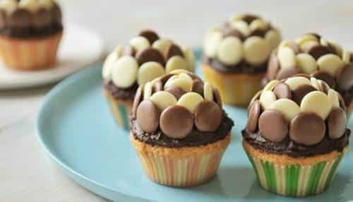 Creative-Chocolate-Button-Cakes-DIY-Ideas-7