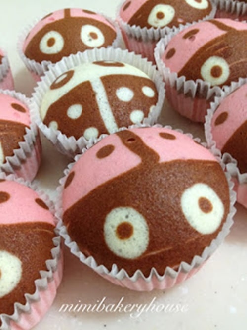 Ladybug-Steamed-Strawberry-Cupcakes3