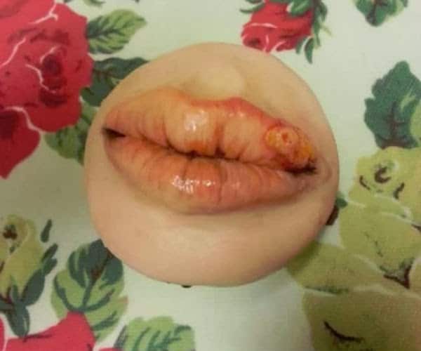 Weird_Creepy_Spooky_and_Scary_Halloween_Cakes_Cold_Sore_on_your_Lips