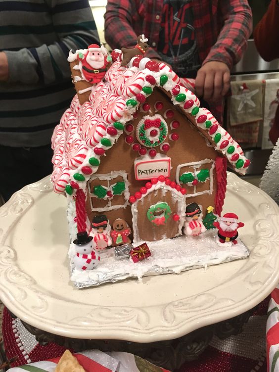 decorating gingerbread house for christmas 4