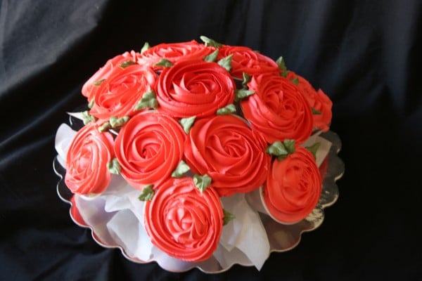 how-to-make-a-rose-cupcake-bouquet-1