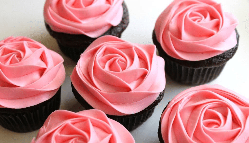 pipping flowers cupcakes